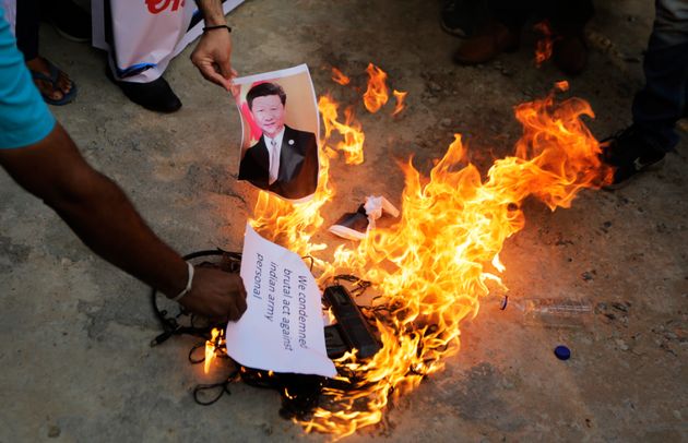 중국 규탄 시위 중 시진핑 중국 주석의 사진을 불태우는 인도 남성. 인도 아메다바드. 2020. 6. 16.