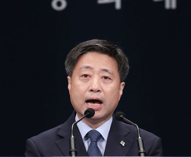 윤도한 청와대 국민소통수석이 17일 오전 청와대 춘추관에서 북한 관련 브리핑을 하고 있다.