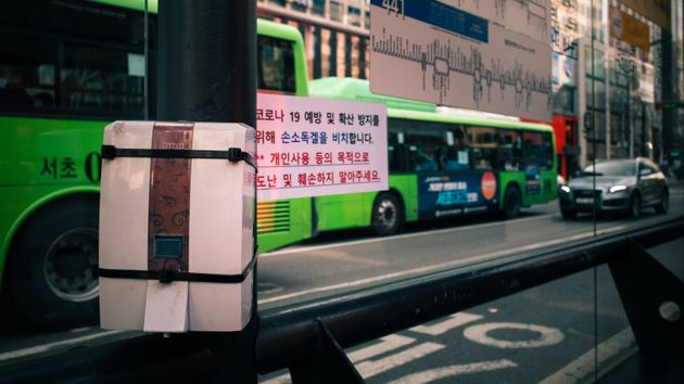 서울시내 버스정류장에 놓인 손소독제. 자료사진.
