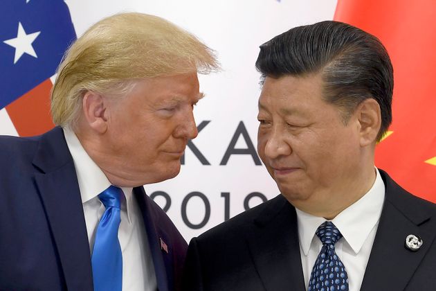 (자료사진) G20 정상회의에서 만난 도널드 트럼프 미국 대통령과 시진핑 중국 국가주석이 정상회담에 앞서 악수를 하고 있다. 오사카, 일본. 2019년 6월29일.