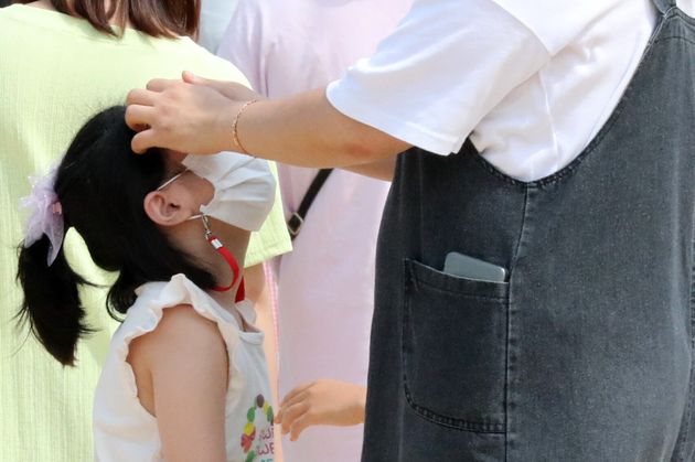 19일 오전 경기도 안산시 와동초등학교에서 학생들이 신종 코로나바이러스 감염증(코로나19) 검사를 위해 대기하고 있다. 