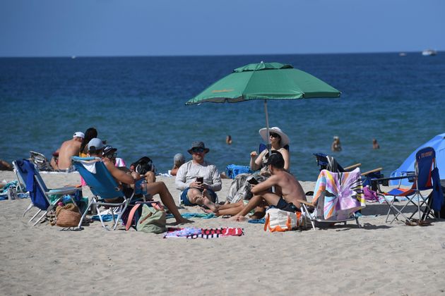 플로리다주의 한 해변에서 사람들이 여유를 즐기고 있다. 플로리다주의 20일 신규 확진자수는 4049명으로, 지난주 목요일(18일)부터 사흘 연속으로 하루 신규 확진자수 최다를 기록했다. 포트 로더데일, 플로리다주. 2020년 6월20일.