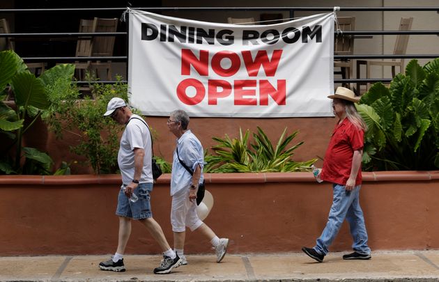 영업이 재개된 한 식당 앞을 지나가는 사람들. 샌안토니오, 텍사스주. 2020년 6월15일.