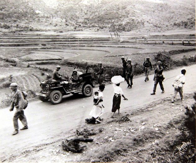 1950년 7월 7일 전선으로 향하는 군인의 행렬과 전선을 피해 피난을 떠나는 피난민의 행렬이 서로 엇갈리는 모습. 2018년 6월 22일 공개.