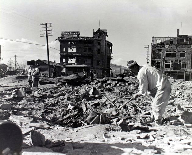 1950년 11월 8일 원산에서 한 남성이 폭격으로 잿더미가 된 자신의 집터에서 쓸만한 물건을 찾고 있다. 이곳은 원산 시내로, 원산은 공산군의 산업 중심지이자 주요 항구였기 때문에 폭격의 주요 목표였다. 2018년 6월 22일 공개.