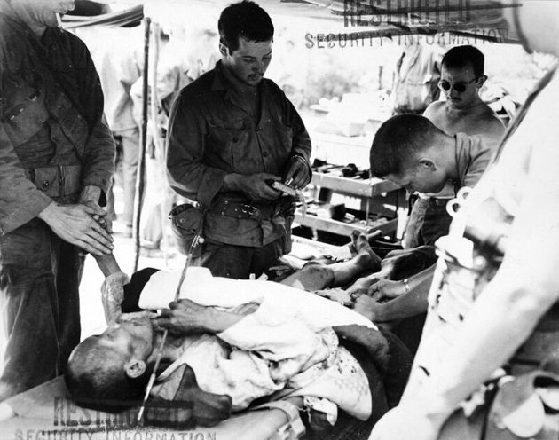 1950년 8월 3일 1950년 한국인 치료하는 미군 병사 모습. 2020년 6월 22일 공개.