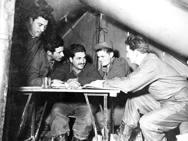 1951년 1월 9일 작전 논의하는 그리스군 장교 모습. 2020년 6월 22일 공개.