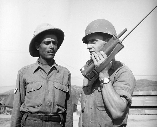 1951년 5월 네덜란드군 병사(오른쪽)가 소형 통신기로 대화를 나누는 모습. 왼쪽 병사는 에티오피아군 소속이다. 2020년 6월 22일 공개.