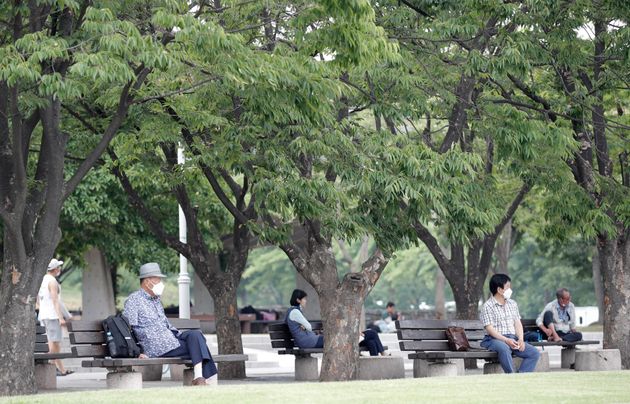 서울의 한 공원에서 시민들이 마스크를 착용한 채 휴식을 취하고 있다. 2020년 6월20일.