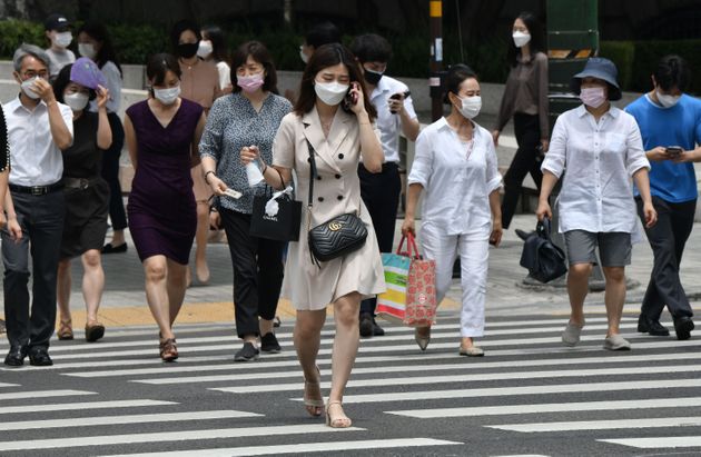 마스크를 착용한 시민들이 횡단보도를 건너고 있다. 서울. 2020년 6월23일.