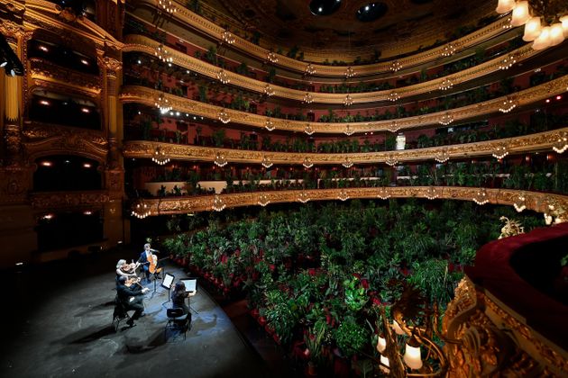 특별히 초청된 관객들은 차분하게 공연을 즐겼다. 바르셀로나, 스페인. 2020년 6월22일.