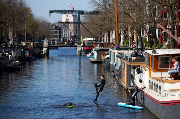 (자료사진) 유럽의 주요 관광지 중 하나인 네덜란드 암스테르담의 주민들은 코로나19로 관광객이 크게 감소하면서 이전에는 볼 수 없었던 도시의 새로운 모습을 목격하고 있다. 암스테르담, 네덜란드. 2020년 4월5일.
