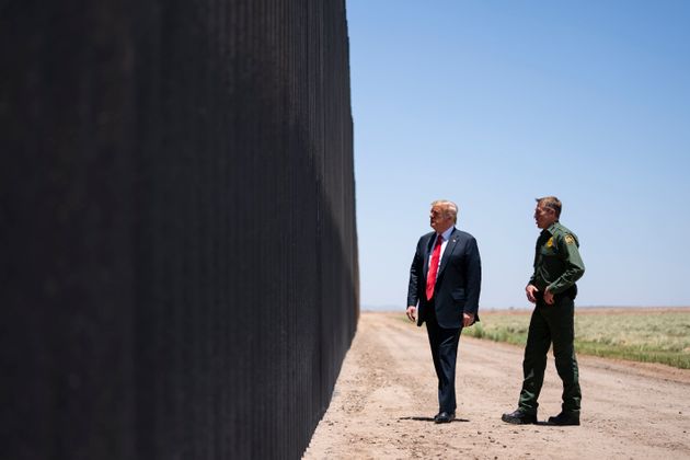 도널드 트럼프 미국 대통령이 멕시코 국경에 세워진 장벽을 둘러보고 있다. 샌루이스, 애리조나주. 2020년 6월23일.
