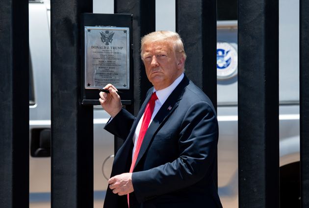 도널드 트럼프 미국 대통령이 '국경장벽 200마일 달성'을 기념하는 명패에 서명하기에 앞서 포즈를 취하고 있다. 샌루이스, 애리조나주. 2020년 6월23일.