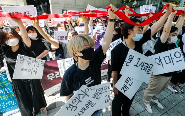 지난 11일 서울 서초구 중앙지방법원 앞에서 열린 텔레그램 성착취 공동대책위원회 기자회견 '우리의 연대가 너희의 공모를 이긴다'에서 참석자들이 범죄의 본질을 흐리고 자극적으로만 다루는 언론보도 문구 피켓을 부수고 있다