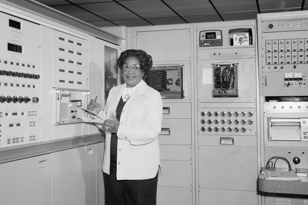 (자료사진) 미국 항공우주국(NASA) 최초의 흑인 여성 엔지니어 메리 W. 잭슨이 버지니아주 햄프턴에 위치한 랭글리 연구센터에서 포즈를 취하고 있다. 1977년.