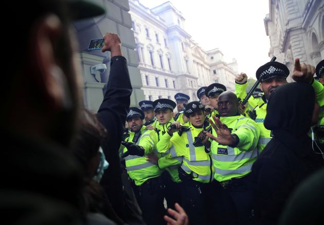 6월 7일 영국 런던 시내에서 열린 '블랙 라이브즈 매터' 집회에서 경찰과 시위대가 충돌하는 모습