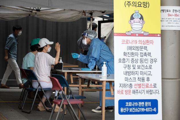23일 서울시내 한 신종 코로나바이러스 감염증(코로나19) 선별진료소에서 방역복을 착용한 관계자들이 업무를 보고 있다.