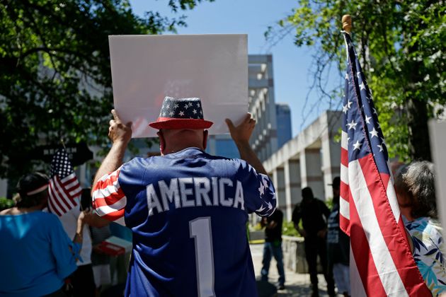 로이 쿠퍼 노스캐롤라이나 주지사가 발표한 '공공장소 마스크 착용 의무화' 조치에 항의하는 시민들이 주의회 앞에서 시위를 벌이고 있다. 롤리, 노스캐롤라이나주. 2020년 6월26일.
