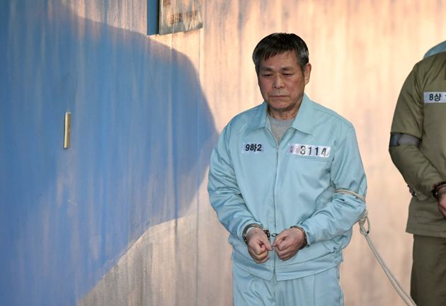 (자료사진) 신도 성폭행 혐의로 구속된 이재록 만민중앙성결교회 목사가 서울중앙지법에서 열린 상습준강간 등 혐의 선고 공판에 출석하고 있다. 2018년 11월22일.