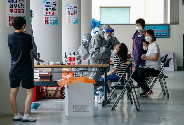 26일 서울 관악구 왕성교회에 마련된 신종 코로나바이러스 감염증(코로나19) 임시선별진료소에서 교인들이 코로나 검사를 받고 있다.