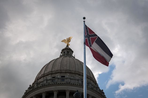 미국 미시시피 주 의사당 건물에 걸려있는 주 깃발. 미시시피주 상·하원의원들은 '백인 우월주의 상징'으로 받아들여지는 남부연합 문양을 주 깃발에서 삭제하는 법안을 압도적인 찬성으로 통과시켰다. 잭슨, 미시시피주. 2020년 6월28일.
