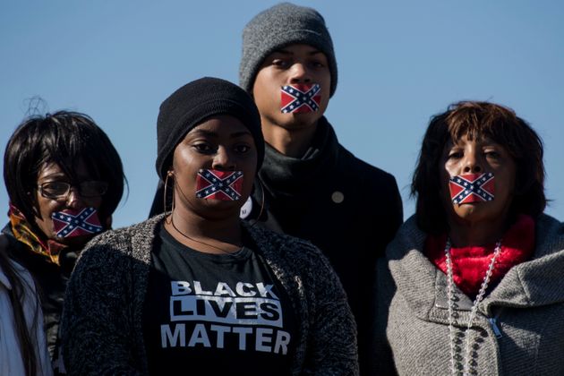 (자료사진) 미시시피 시민권 박물관과 미시시피 역사박물관 개관에 맞춰 흑인 주민들이 남부연합 상징을 동원한 시위를 벌이는 모습. 잭슨, 미시시피주. 2017년 12월9일.