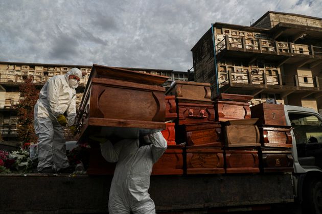 6월 28일 칠레 산티아구에서 코로나19로 인해 사망한 이들을 운구할 관을 옮기는 모습.