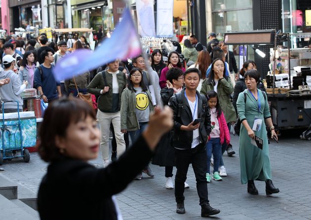한국 명동을 방문한 중국인 관광객들.