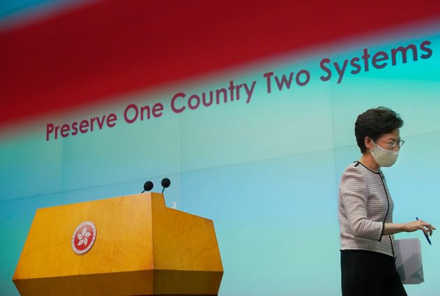 (자료사진) 홍콩 정부 수반인 캐리 람 행정장관이 기자회견을 마친 뒤 퇴장하고 있다. 홍콩. 2020년 6월23일.