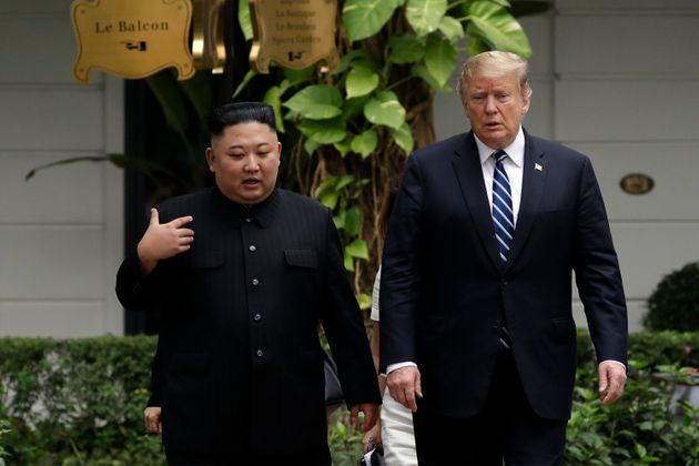 (자료사진) 베트남 하노이에서 열렸던 2차 북미정상회담에서 김정은 북한 국무위원장과 도널드 트럼프 미국 대통령이 대화를 하고 있다. 하노이, 베트남. 2019년 2월28일.