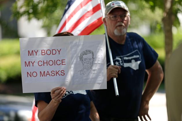 로이 쿠퍼 노스캐롤라이나 주지사가 '공공장소 마스크 착용 의무화' 지침을 발표하자 이에 항의하는 사람들이 주 의회 앞에서 시위를 벌이고 있다. 롤리, 노스캐롤라이나주. 2020년 6월26일.