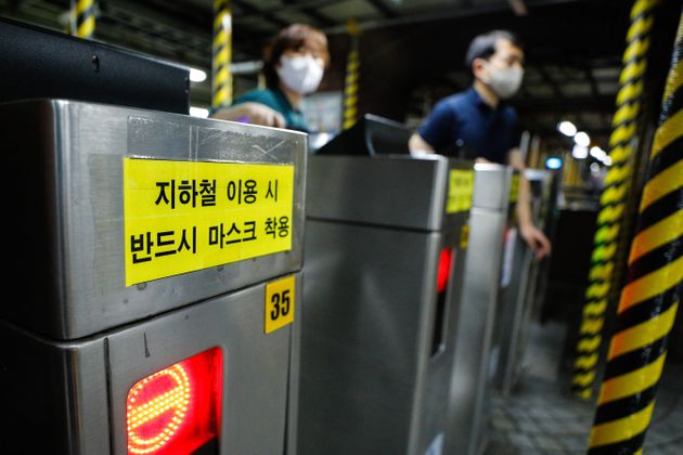 마스크 쓴 서울 시민들이 출근하는 모습