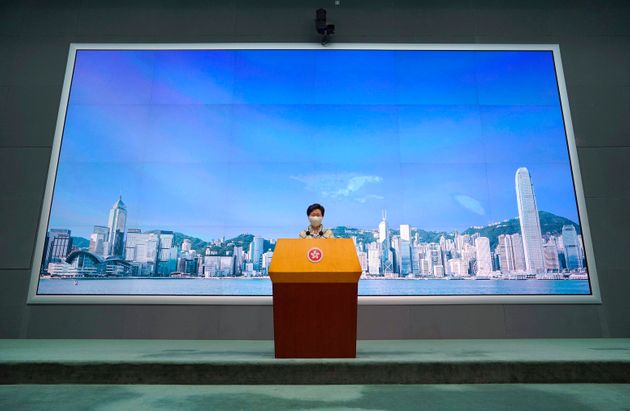 홍콩 정부 수반인 캐리 람 행정장관이 기자회견을 마친 뒤 기자들의 질문을 받고 있다. 홍콩. 2020년 6월30일.