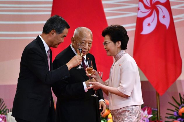 홍콩 반환 23주년 기념식에서 캐리 람 홍콩 행정장관이 홍콩 초대 행정장관을 역임한 둥젠화(가운데), 4대 행정장관 렁춘잉과 함께 건배를 하고 있다. 홍콩. 2020년 7월1일.