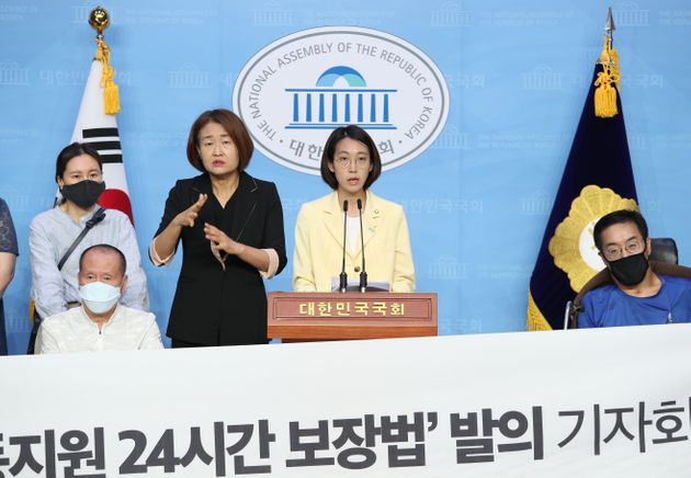 장혜영 정의당 의원이 지난 15일 오전 서울 여의도 국회 소통관에서 수어 통역사와 함께 장애인 활동지원 24시간 보장법 발의 기자회견을 하고 있다.