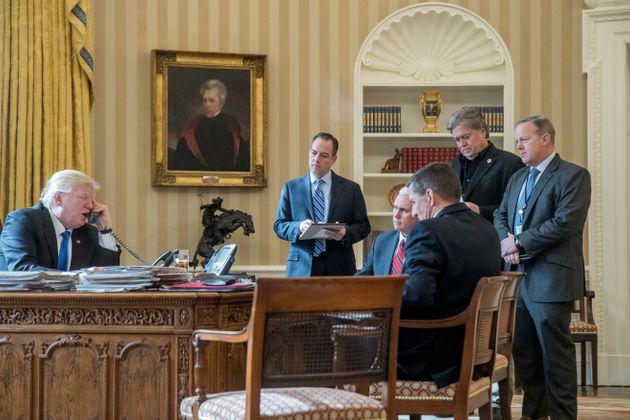 (자료사진) 2017년 1월28일 - 취임 일주일째, 도널드 트럼프 대통령이 백악관 집무실에서 블라디미르 푸틴 러시아 대통령과 전화통화를 하고 있다.