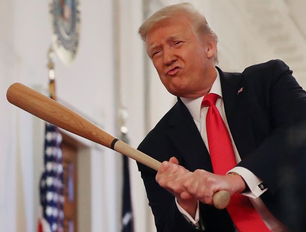 도널드 트럼프 미국 대통령이 백악관에서 열린 'Spirit of America Showcase' 전시회에서 야구 방망이를 들고 포즈를 취하고 있다. 2020년 7월2일.