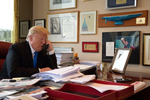 (자료사진) 2016년 5월10일 - 도널드 트럼프가 뉴욕 맨해튼에 위치한 트럼프타워의 사무실에서 AP와 인터뷰 도중 큰 딸 이방카 트럼프의 전화를 받고 있다.