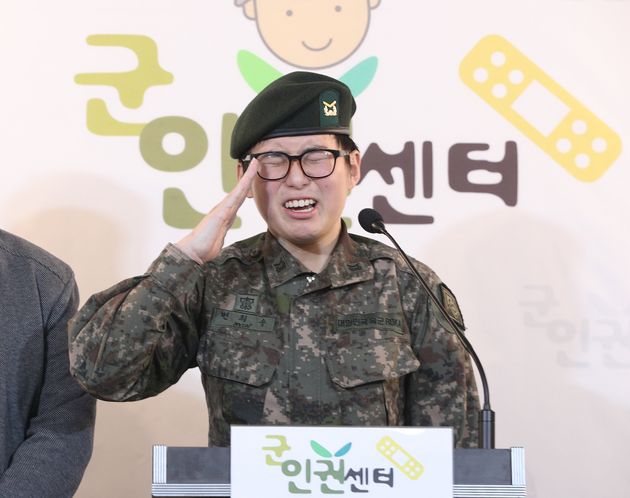 변희수 전 하사가 22일 오후 서울 마포구 노고산동 군인권센터에서 군의 전역 결정과 관련한 기자회견에서 거수경례를 하고 있다. 