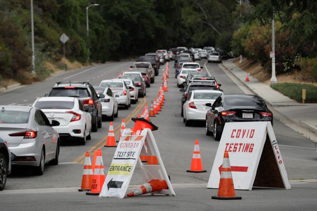 다저 스타디움에 마련된 '드라이브 스루' 선별진료소에서 코로나19 검사를 받기 위해 차량들이 길게 줄을 서있다. 로즈앤젤레스, 캘리포니아주, 미국. 2020년 6월29일.