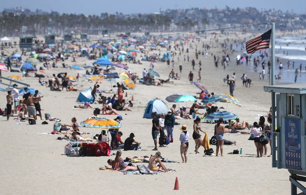 캘리포니아주의 코로나19 신규 확진자가 다시 급증하자 로스앤젤레스카운티는 7월3일부터 해변을 다시 폐쇄하기로 했다. 사진은 폐쇄 전날 산타모니카 해변에 몰려든 사람들. 2020년 7월2일.
