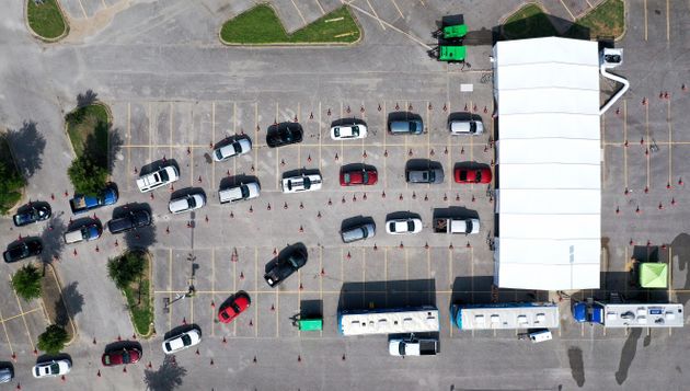 '드라이브 스루' 코로나19 검사소 앞에 길게 줄을 늘어선 차량들. 댈러스, 텍사스주, 미국. 2020년 7월2일.