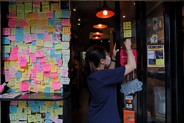 7월 2일 홍콩 시내 한 식당의 직원이 집회 구호가 적힌 포스트잇을 떼고 있다. 