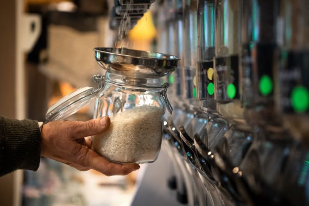 2020년 1월 독일 브레멘의 제로웨이스트 가게 SelFair에서 손님이 쌀을 덜어가는 모습