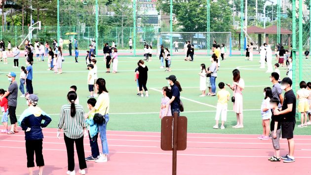 대전 동구 천동초등학교 운동장에 설치된 이동 선별진료소에서 의료진이 전교생 및 교사·교직원 등 1000여명을 대상으로 코로나19 검사를 하고 있다. 2020.7.2