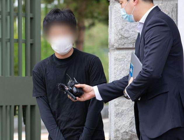 세계 최대 아동 성착취물 사이트 '웰컴 투 비디오'(W2V)를 운영한 손정우가 미국 송환이 불허된 6일 오후 경기도 의왕시 서울구치소에서 석방되고 있다.
