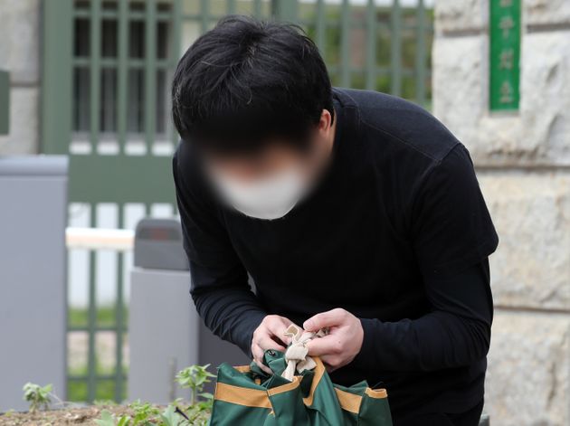 세계 최대 아동 성착취물 사이트 '웰컴 투 비디오'(W2V)를 운영한 손정우가 미국 송환이 불허된 6일 오후 경기도 의왕시 서울구치소에서 석방되고 있다.