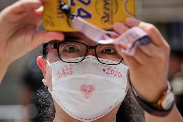 7일 베이징의 한 시험장 앞에서 응원 메시지를 쓴 마스크를 낀 시민