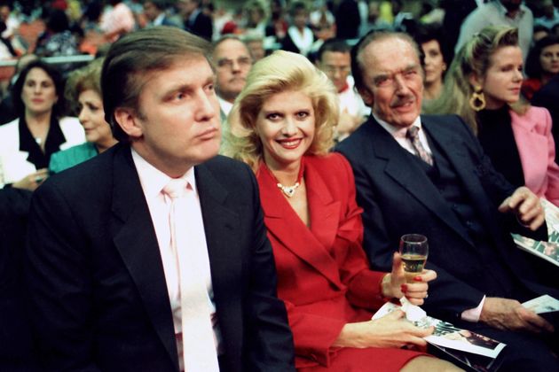 (자료사진) 도널드 트럼프와 그의 첫 번째 부인 이바나, 부친 프레드 트럼프. 1988년 1월22일.